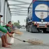 Gubernur Jawa Barat, Dedi Mulyadi, yang turun langsung membubarkan puluhan warga Pemungut Koin di Jembatan Sew