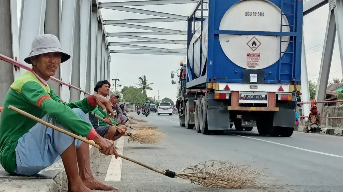 Kritik Kebijakan Kompensasi Pemungut Koin di Jalur Pantura: Solusi Nyata atau Sekadar Pencitraan? Gubernur Jawa Barat, Dedi Mulyadi, yang turun langsung membubarkan puluhan warga Pemungut Koin di Jembatan Sew