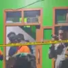 Petugas dari Polres Cimahi dan Polsek Cipatat melakukan olah tempat kejadian perkara (TKP) di rumah korban