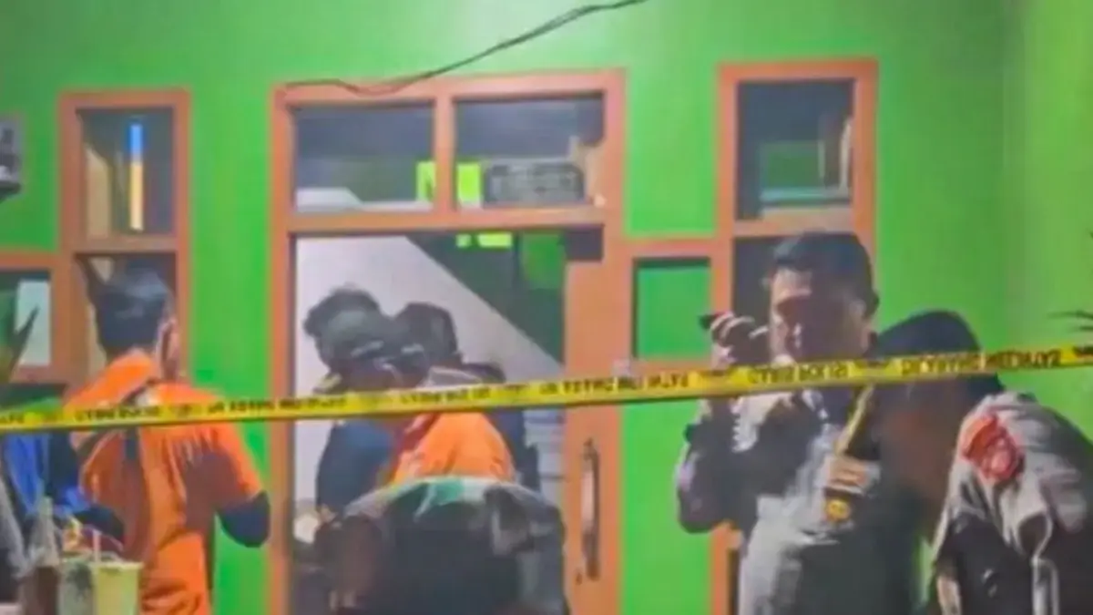 Petugas dari Polres Cimahi dan Polsek Cipatat melakukan olah tempat kejadian perkara (TKP) di rumah korban