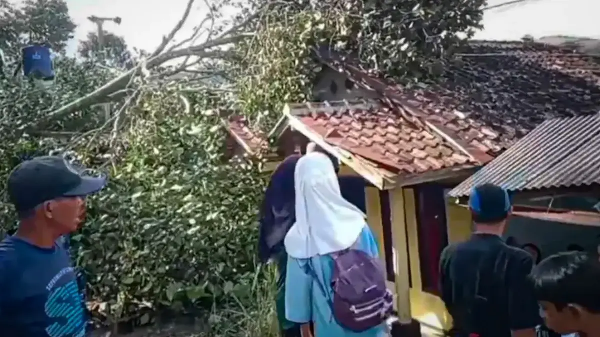 65 Rumah di Padalarang Kabupaten Bandung Barat Diterjang Angin Puting Beliung Puting Beliung Sapu 65 Rumah di Padalarang Kabupaten Bandung Barat