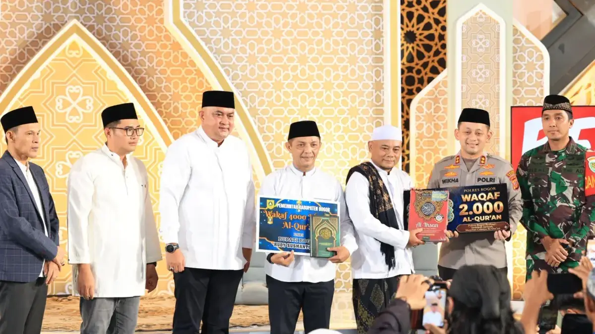 Malam Nuzulul Quran, Bupati Bogor Salurkan Ribuan Mushaf Al-Quran ke Masjid