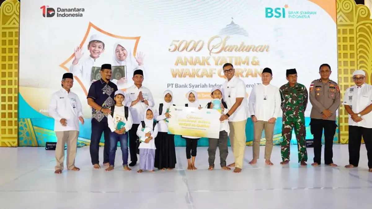 BSI Berbagi: 5.000 Anak Yatim Terima Santunan Serentak di Seluruh Indonesia Direktur Utama PT Bank Syariah Indonesia (Persero) Tbk (BSI) Anggoro Eko Cahyo (empat dari kiri)