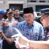 Adhitia Yudhistira saat Mengecek Kelengkapan Administrasi Armada Bus untuk Mudik Gratis Pemkot Cimahi (mong)