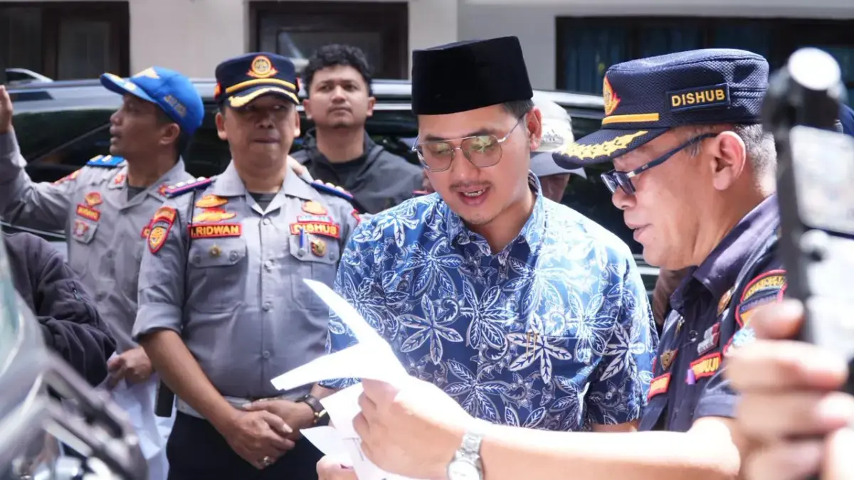 Adhitia Yudhistira saat Mengecek Kelengkapan Administrasi Armada Bus untuk Mudik Gratis Pemkot Cimahi (mong)