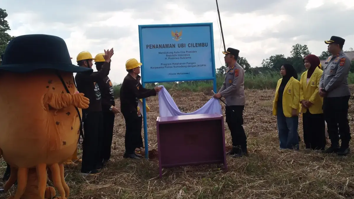 Kapolres Sumedang, AKBP Sandityo Mahardika bersama Rektor Ikopin University, Prof. Dr. Agus Pakpahan jalin MoU