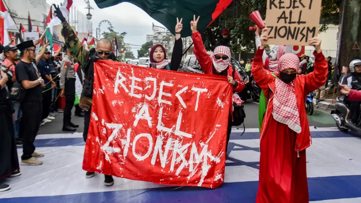 Massa yang tergabung dalam Aliansi Nasional Anti Zionis saat aksi hari Al Quds Internasional di Gedung Merdeka