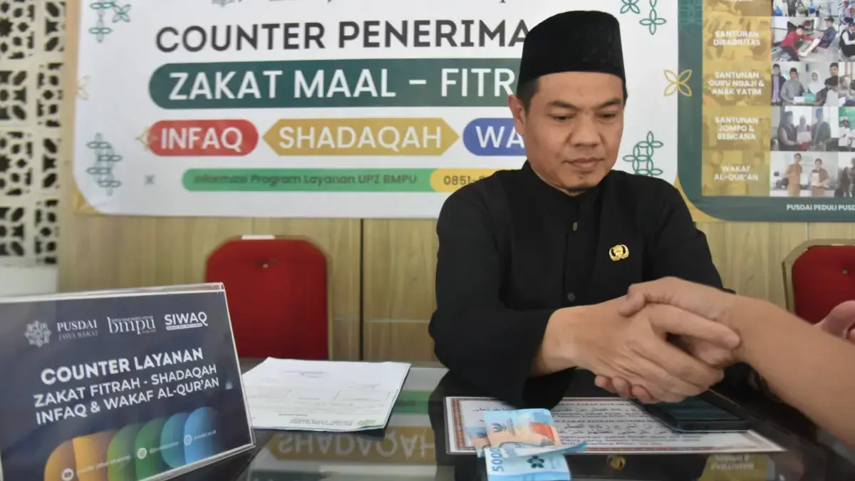 Zakat di Pusdai Bandung Mulai Dihimpun, Baru 20 Persen dari Target Seorang amil zakat melayani muzakki yang membayar zakat di Masjid Pusat Dakwah Islam (Pusdai), Kota Bandung