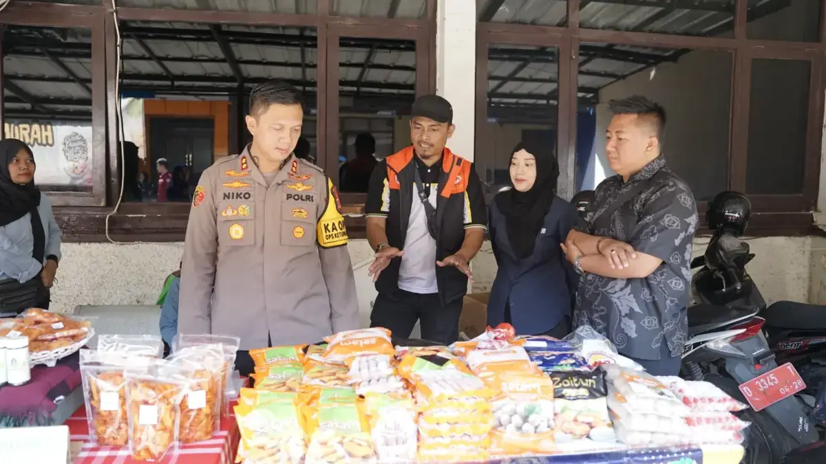 Polres Cimahi Siapkan 10 Ton Beras dalam Gerakan Pangan Murah Kapolres Cimahi, AKBP Niko N Adi Putra saat Meninjau Gerakan Pangan Murah (GPM) di Mapolres Cimahi (Mong)