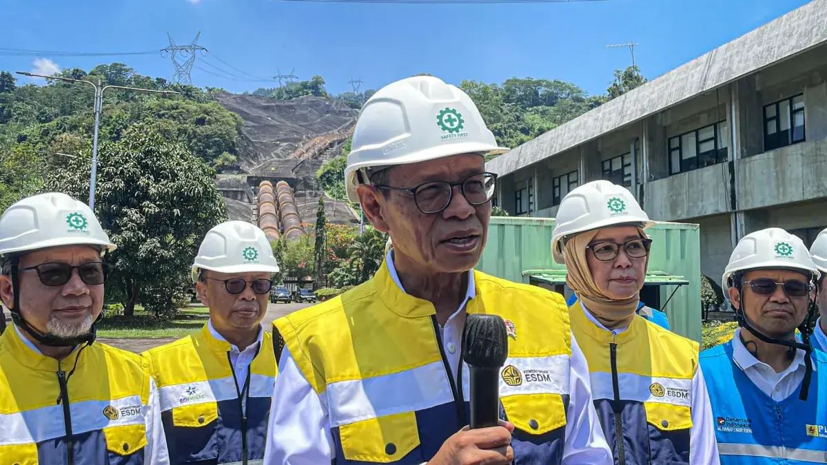 Wakil Menteri ESDM Yuliot Tanjung saat meninjau PLTA Saguling, Kecamatan Cipatat, Bandung Barat. Senin (16/3)
