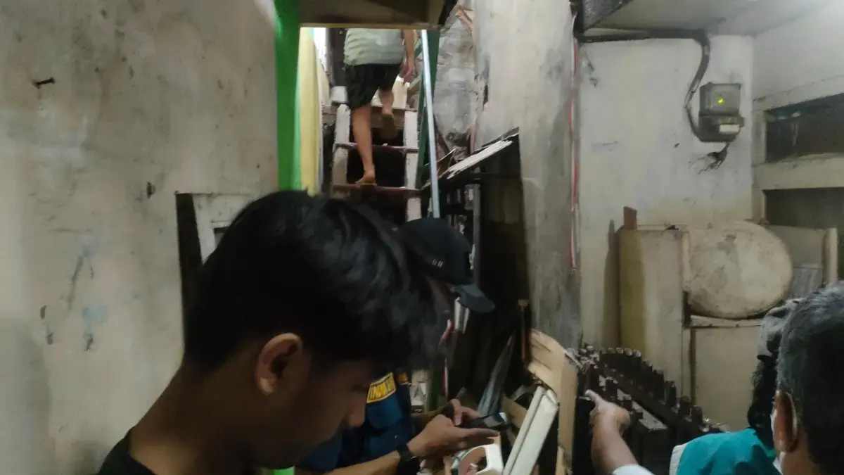 Sebuah Bangunan di Tamansari Bandung Ambruk, 3 Warga Tertimpa Reruntuhan Sebuah Bangunan di Tamansari Bandung Ambruk, 3 Warga Dilaporkan Tertimpa Reruntuhan