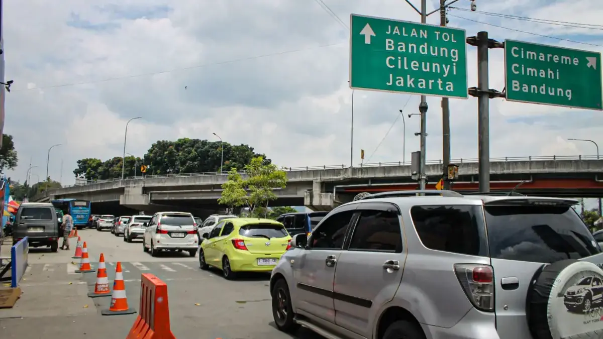 Kepadatan arus lalu lintas terjadi di pintu Gerbang Tol Padalarang, Bandung Barat. Sabtu (21/3)