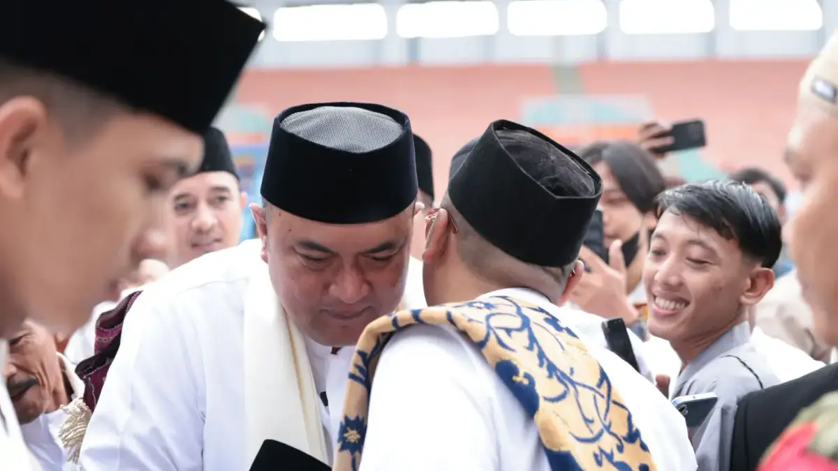 Hangat dan Penuh Kebersamaan, Bupati Bogor Rayakan Idul Fitri Bersama Warga di Pakansari Ribuan masyarakat memadati Stadion Gelora Pakansari, Cibinong, Kabupaten Bogor, untuk melaksanakan Shalat Idul