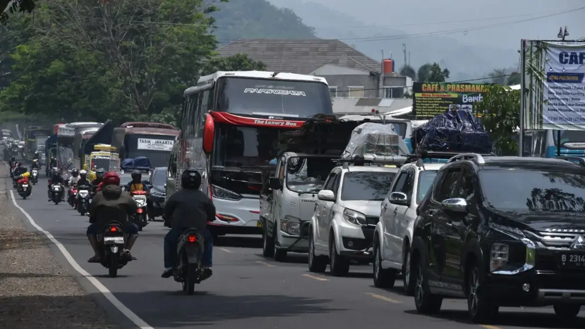 Antrean kendaraan pemudik melintas di Nagreg, Kabupaten Bandung. Foto: Dimas Rachmatsyah / Jabar Ekspres