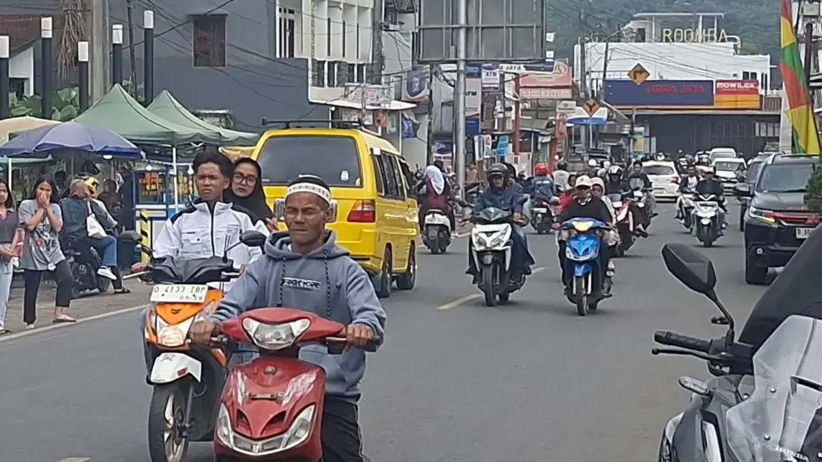 Hari Pertama Lebaran, Lalu Lintas Ciwidey Tetap Lancar Meski Puluhan Ribu Kendaraan Melintas Hari Pertama Lebaran, Lalu Lintas Ciwidey Tetap Lancar Meski Puluhan Ribu Kendaraan Melintas