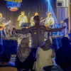 Hibur Pemudik di Rest Area, Kapolres Ciamis Tampil Bersama Day Band di Tengah Operasi Ketupat