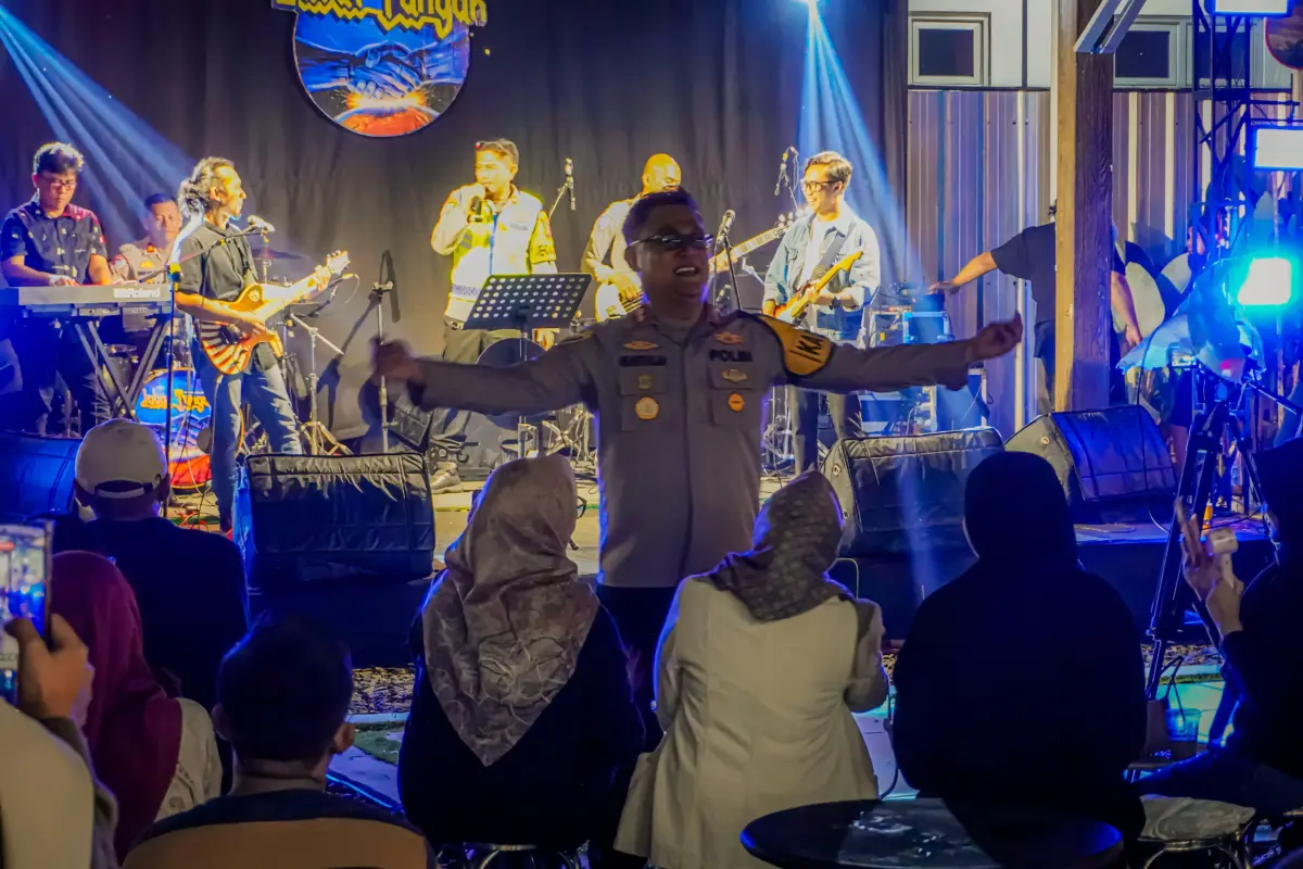 Hibur Pemudik di Rest Area, Kapolres Ciamis Tampil Bersama Day Band di Tengah Operasi Ketupat – jabarekspres.com