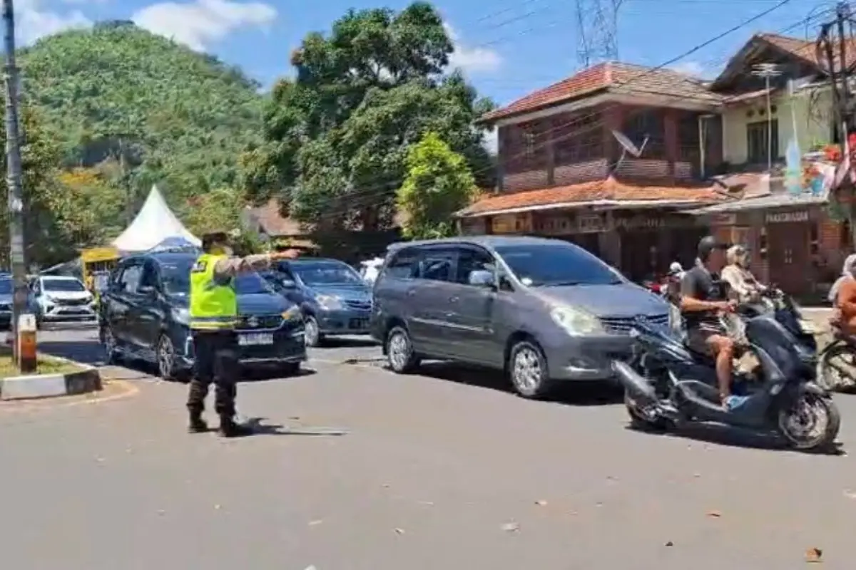 Puncak Wisata Ciwidey Diprediksi Hari Ini Padat, Satlantas Polresta Bandung Siaga One Way Situasional – jabarekspres.com