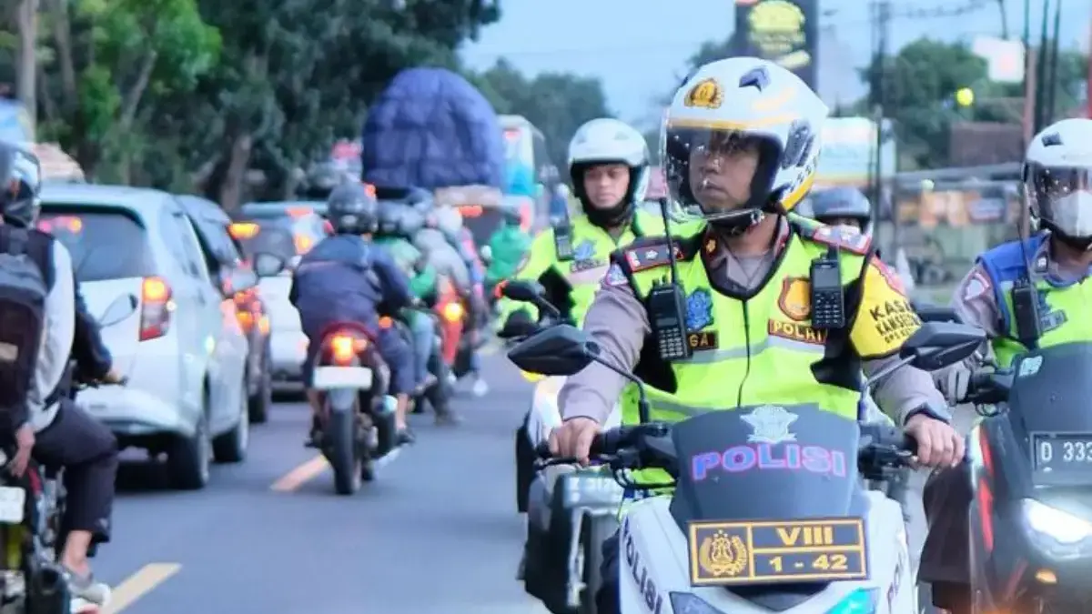 Libur Lebaran, Tim Urai Polresta Bandung Gerak Cepat Atasi Kemacetan di Jalur Wisata Ciwidey