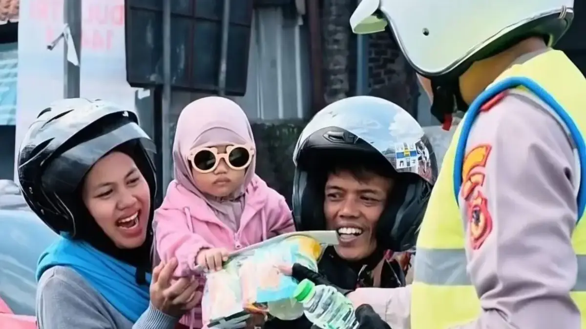 Redam Penat di Jalur Nagreg, Satlantas Polresta Bandung Bagi Snack hingga Sapa Pemudik Redam Penat di Jalur Nagreg, Satlantas Polresta Bandung Bagi Snack hingga Sapa Pemudik