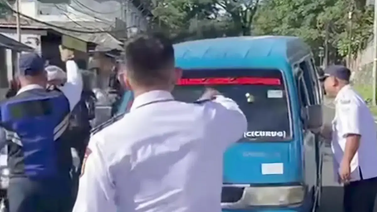 Pembatasan Operasional Saat Lebaran, 6 Angkot Carteran Gagal Tembus Jalur Puncak Pembatasan Operasional Saat Lebaran, 6 Angkot Carteran Gagal Tembus Jalur Puncak