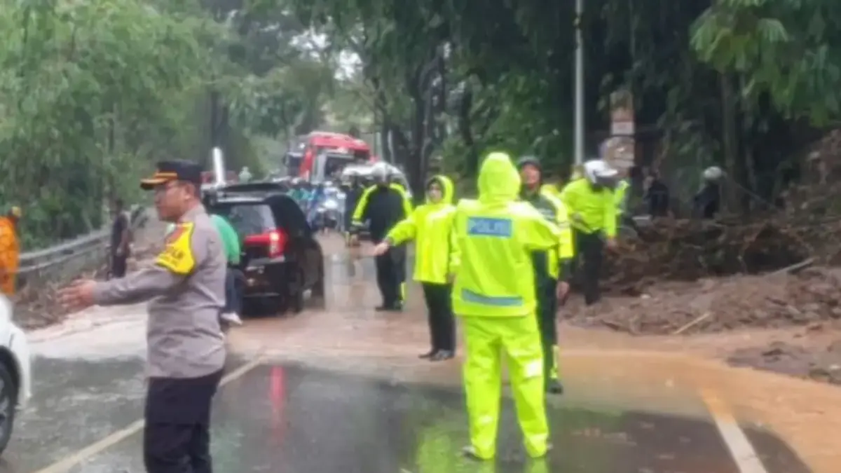 Diguyur Hujan Deras, Longsor Sempat Tutup Jalur Nagreg
