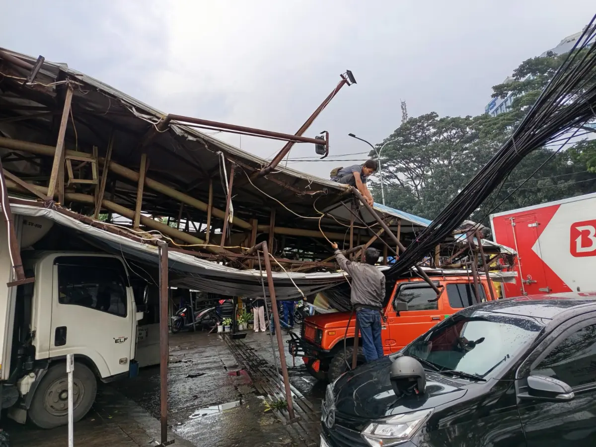3 Reklame Besar Ambruk Hari Ini, Penertiban Baru Jangkau di atas Trotoar – jabarekspres.com