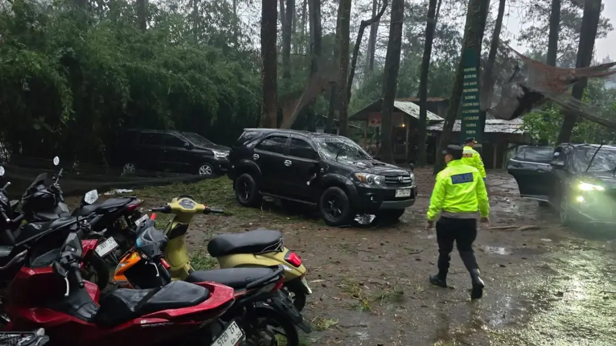 Hujan Angin di Pangalengan, Pohon Tumbang Timpa Kendaraan hingga Tutup Akses Jalan