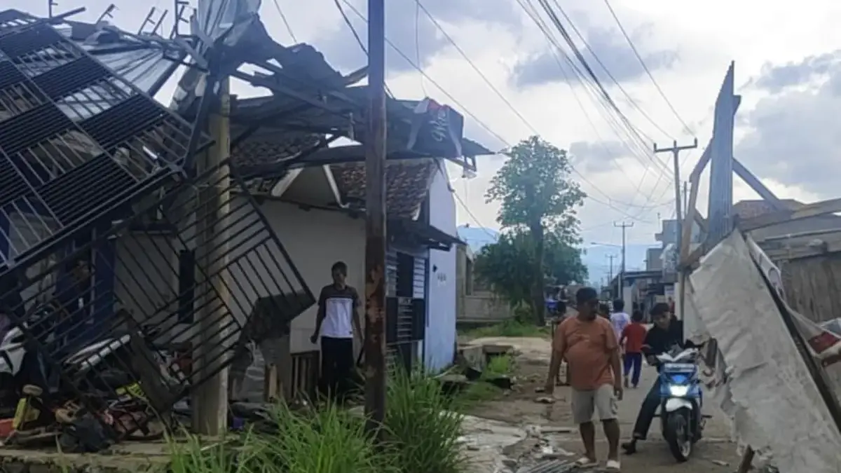 Angin Puting Beliung Terjang Pacet, Belasan Rumah Terdampak