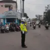 Kepolisian mengurai kepadatan arus kendaraan di jalur mudik wilayah Kabupaten Garut, Jawa Barat, dengan member