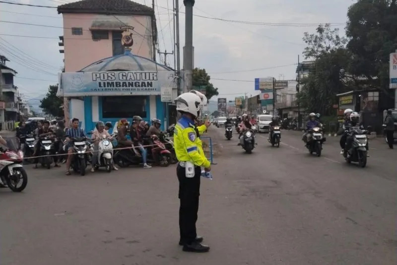 Kepolisian mengurai kepadatan arus kendaraan di jalur mudik wilayah Kabupaten Garut, Jawa Barat, dengan member