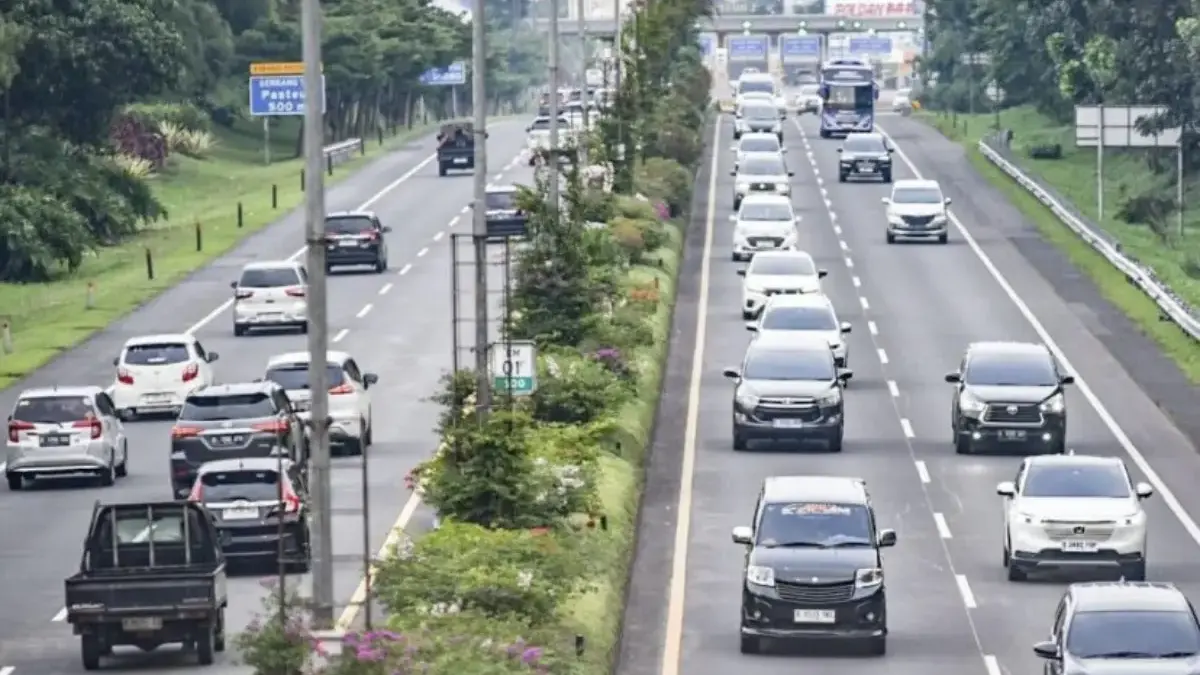 Sejumlah kendaraan melintas di Tol Pasteur, Kota Bandung, Sabtu (14/3). Foto: Dimas Rachmatsyah / Jabar Ekspre