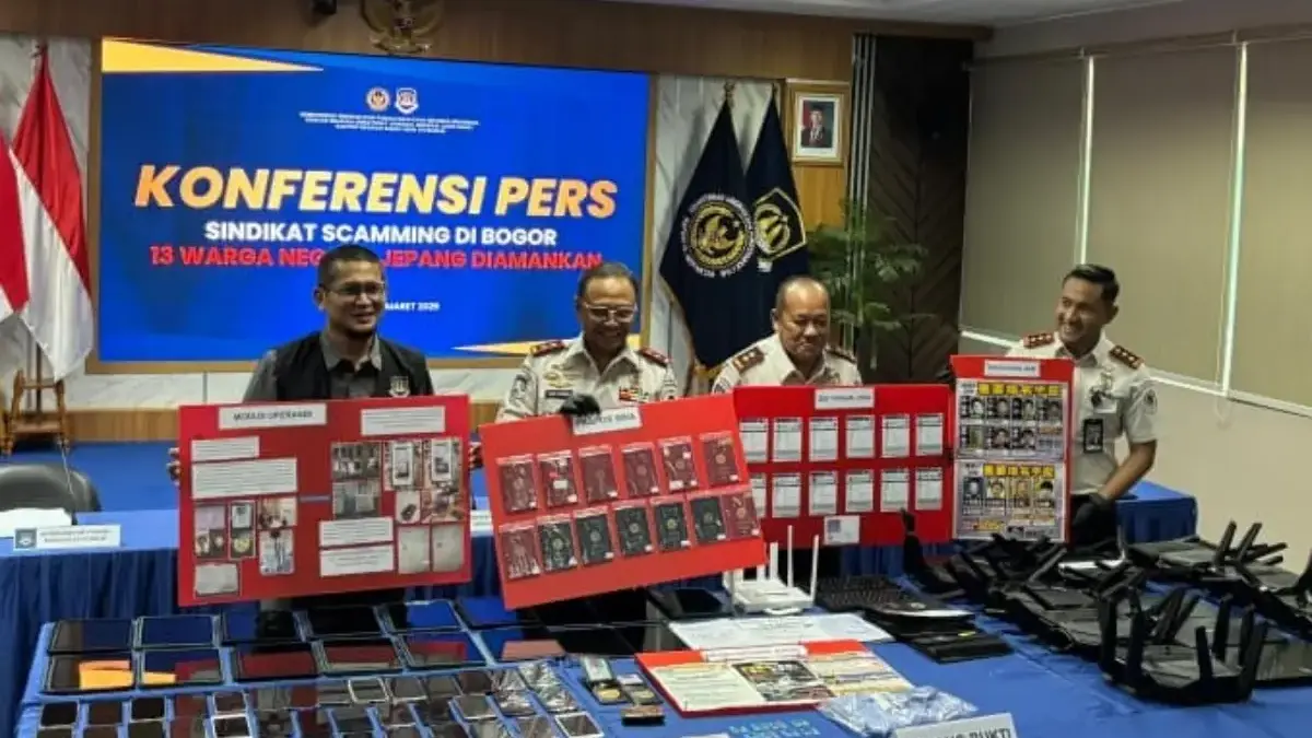Sindikat Penipuan Online Internasional di Sentul Terbongkar, 13 WNA Jepang Diringkus Imigrasi Bogor Kantor Imigrasi Kelas I Non TPI Bogor berhasil mengungkap praktik penipuan online (di kawasan elite Sentul Cit
