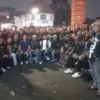 Kawasan ikonik Simpang Lima Jalan Asia Afrika, Kota Bandung, mendadak berubah menjadi lautan atribut hitam pad