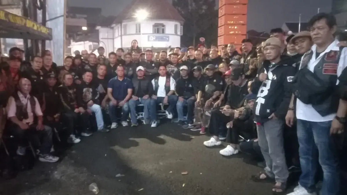 Bikers Sundawani Bersinergi Jaga Kondusivitas Bandung Lewat Aksi Sosial Ramadan Kawasan ikonik Simpang Lima Jalan Asia Afrika, Kota Bandung, mendadak berubah menjadi lautan atribut hitam pad