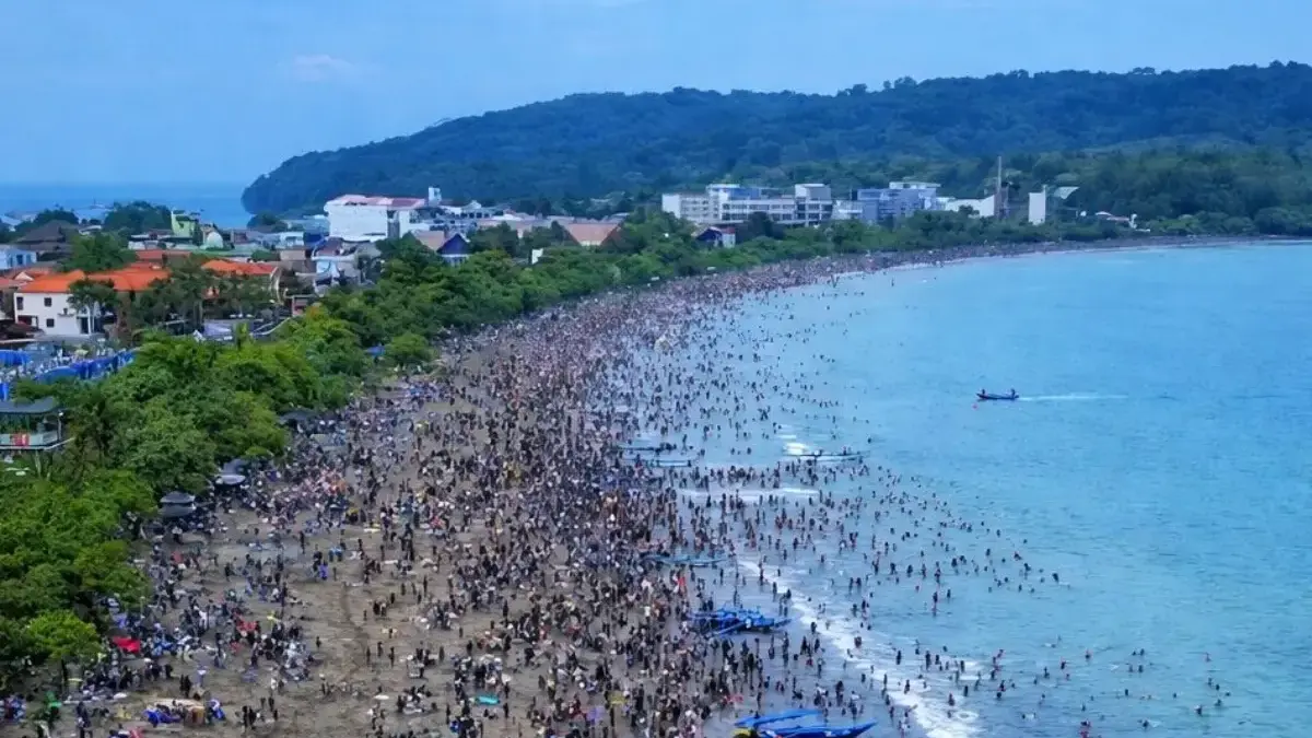 Kunjungan Wisatawan Pangandaran Membeludak, Puluhan Anak Terpisah dari Orang Tua di Pantai Barat Kunjungan Wisatawan pada hari ketiga libur Lebaran 1447 H memicu situasi darurat di kawasan objek wisata Panta