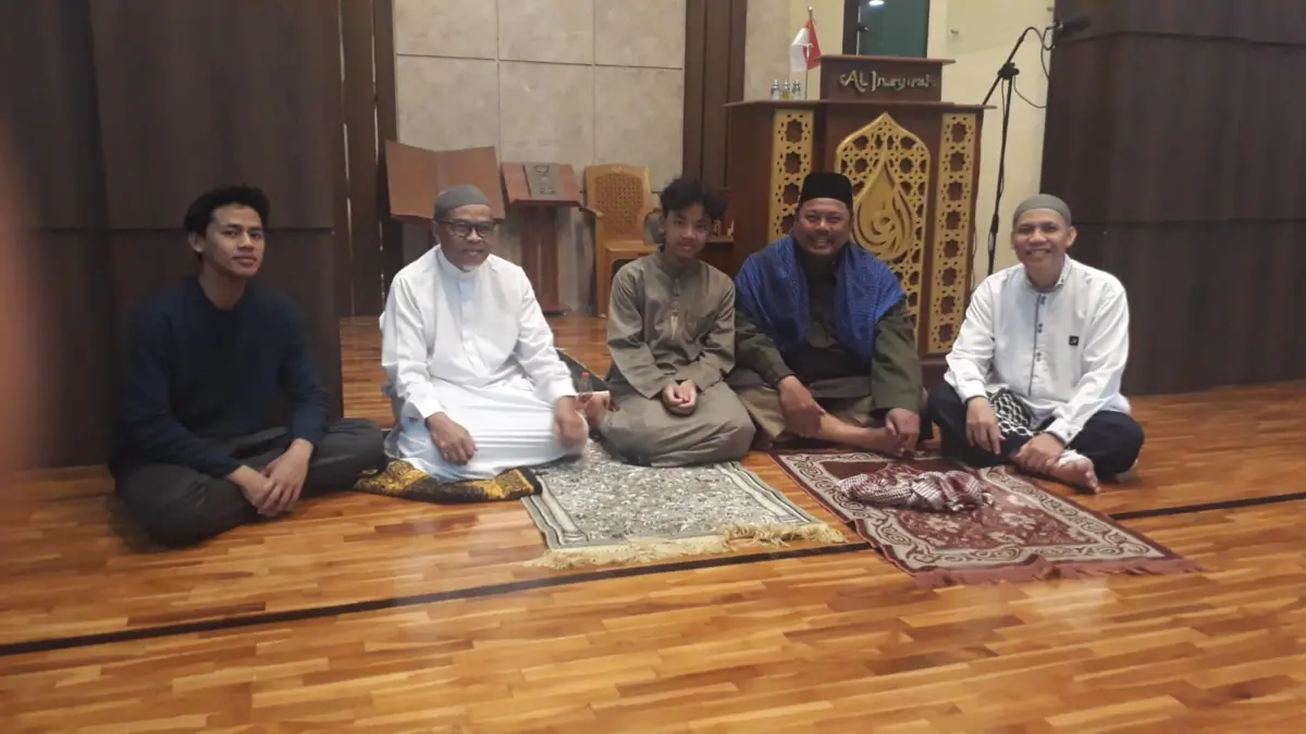 Lantunan Ayat Suci dari Sudut Jatinangor: Kiprah Imam Muda 12 Tahun di Penghujung Ramadhan Muhammad Faqih Jundulloh, seorang remaja berusia 12 tahun 11 bulan yang memikul amanah besar sebagai Imam Qiya