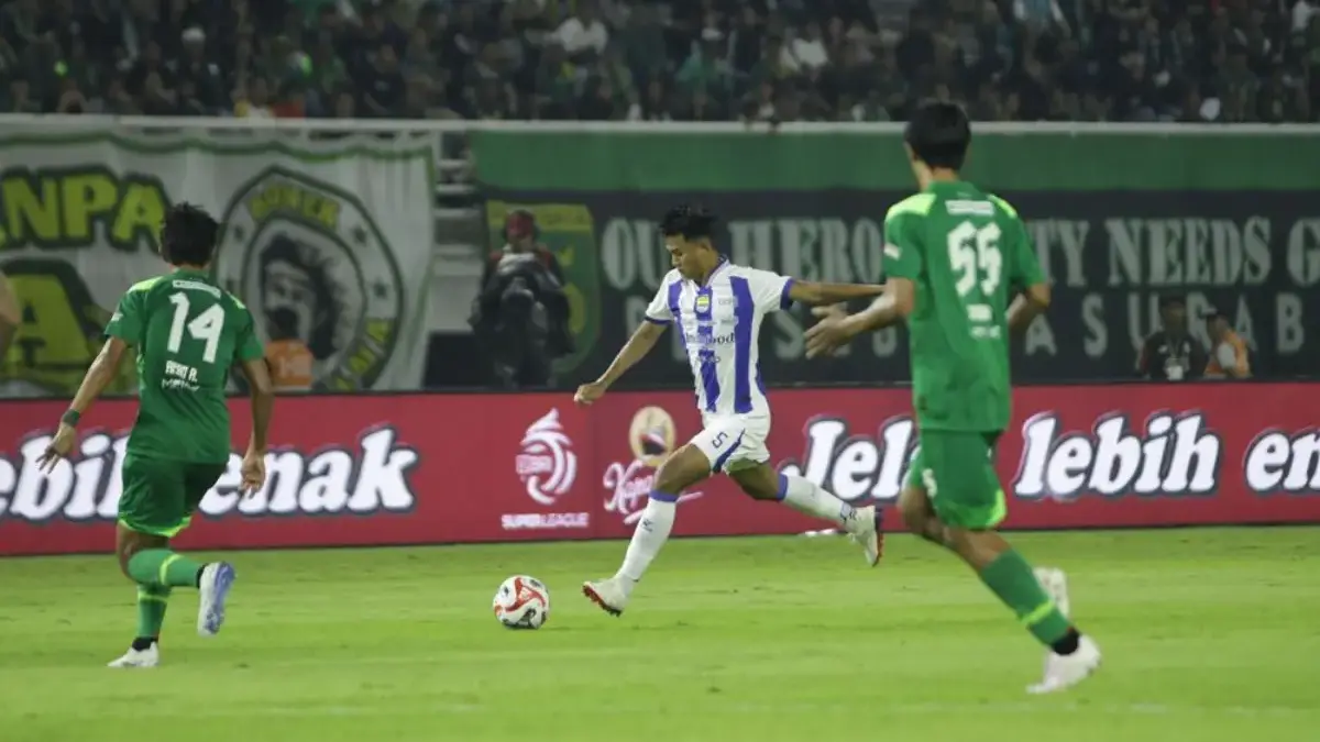Kakang Rudianto (tengah) di pertandingan Persebaya vs Persib di Stadion Gelora Bung Tomo, Senin, 2 Maret 2026.