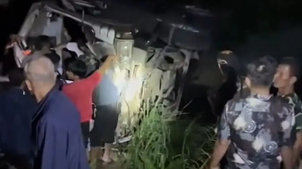 Mobil Travel Masuk Jurang di Puncak Jahim Majalengka, Sejumlah Penumpang Tewas Sebuah Mobil Travel Masuk Jurang sedalam belasan meter di Kawasan Puncak Jahim, Desa Maniis, Kecamatan Cingamb