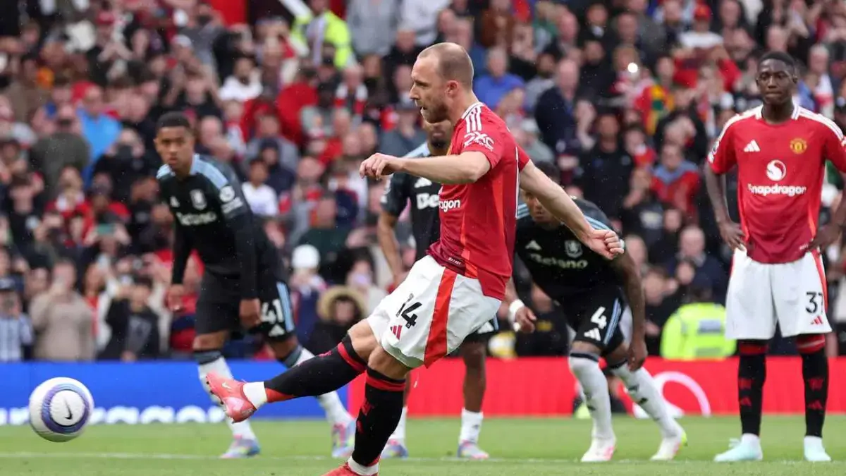 Pertandingan Manchester United vs Aston Villa di Liga Inggris musim lalu.