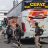 Ilustrasi: Sejumlah pemudik berjalan di samping bus untuk menuju kampung halaman. Foto: Dimas Rachmatsyah / Ja