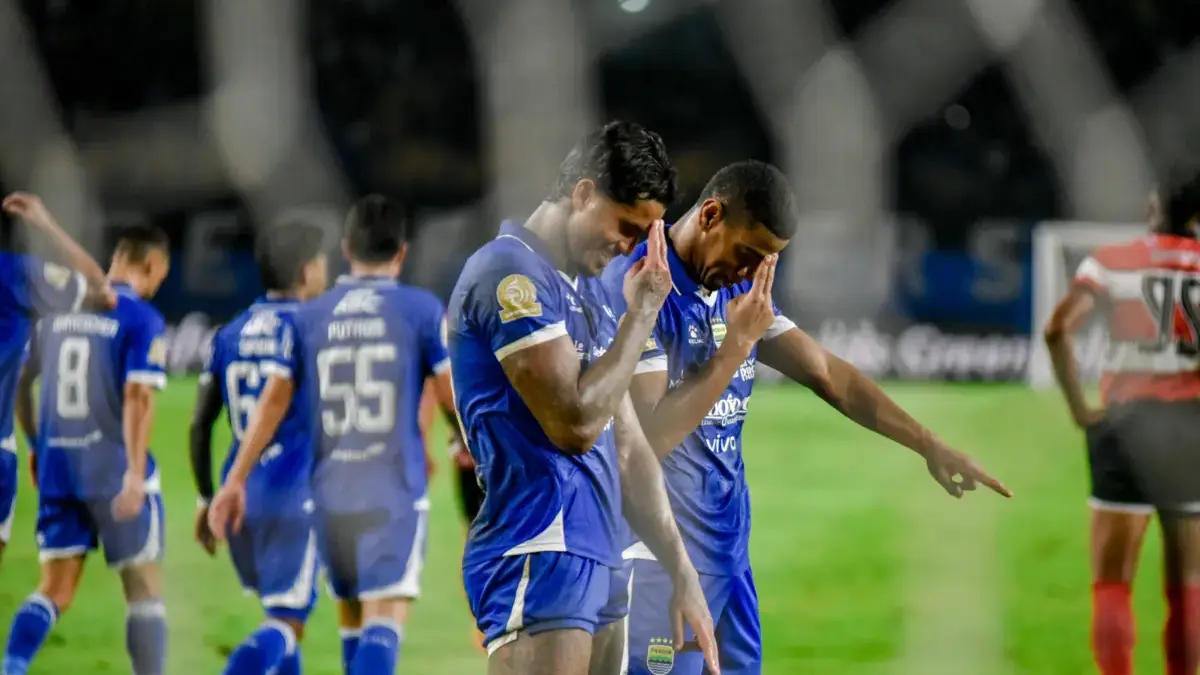 Pemain Persib Bandung Uiiliam Barros Pereira (kanan) berselebrasi dengan rekannya Ramon de Andrade Souza (kiri
