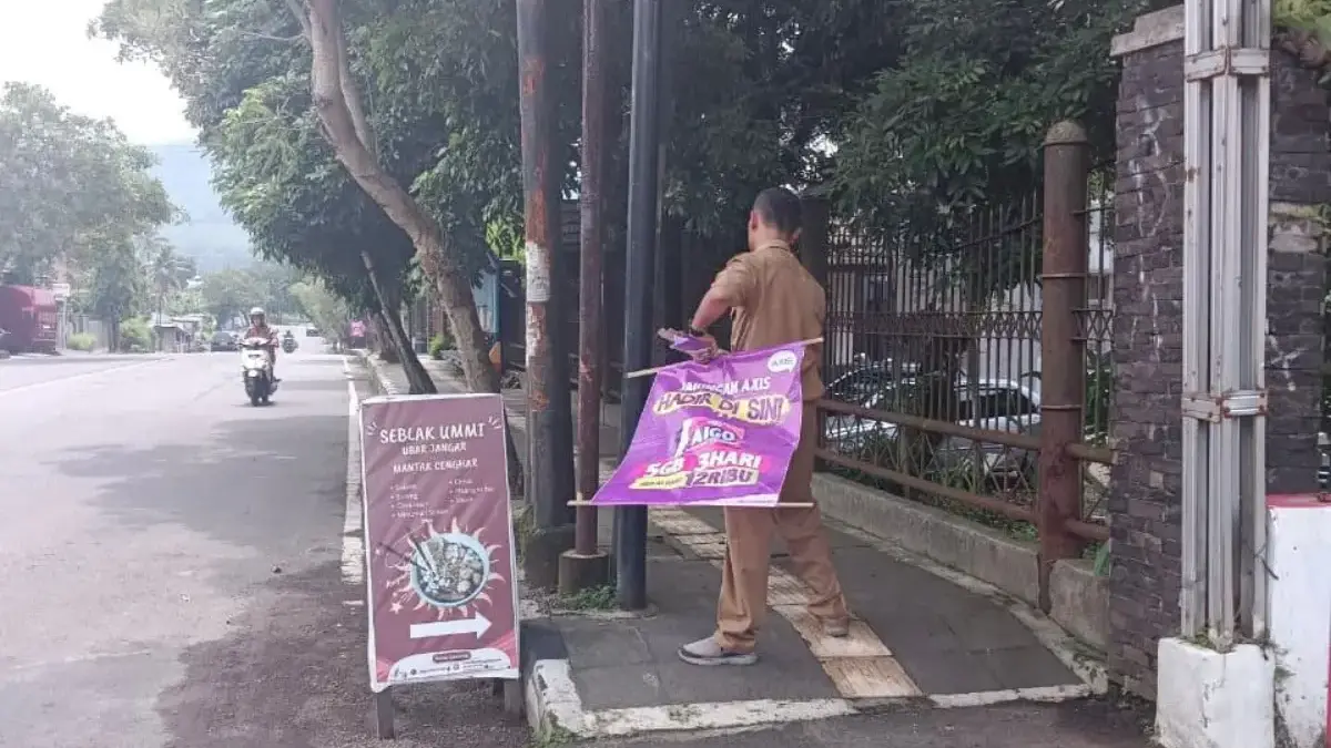 Razia Spanduk Ilegal, BPKPD Banjar Turunkan 200 Banner dalam Dua Hari Pegawai dari Bidang Pendapatan BPKPD Kota Banjar saat membuka mini benner ilegal yang terpasang di tiang-tiang