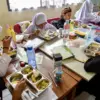 Ilustrasi: Pelajar SD sedang menyantap menu MBG saat di sekolah sebelum bulan Ramadan. Foto: Dimas Rachmatsyah