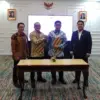 (kiri ke kanan) Direktur Business & Marketing PT Finnet Indonesia Aziz Sidqi, Direktur Utama PT Finnet Indones