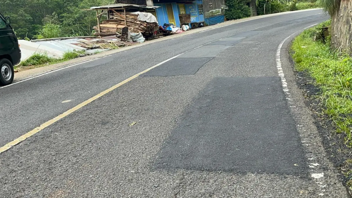 Jelang Mudik, Jalan Berlubang di Jalur Nasional Panawangan Ciamis Mulai Ditambal Jelang Mudik, Jalan Berlubang di Jalur Nasional Panawangan Ciamis Mulai Ditambal