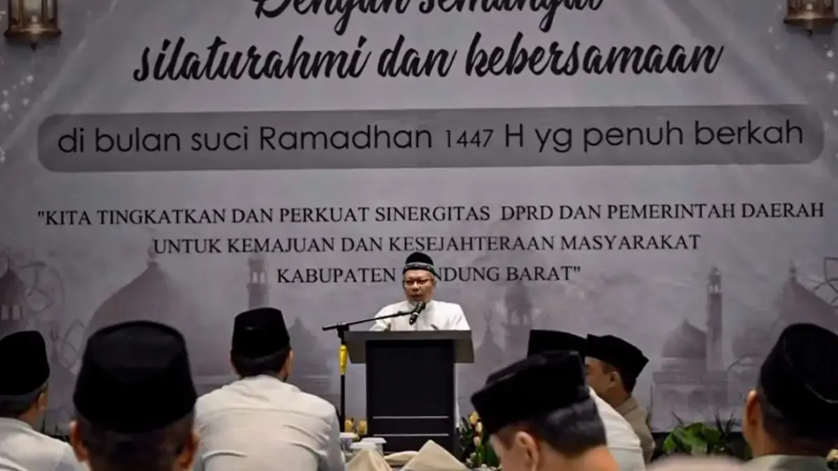 Ketua DPRD KBB, Muhammad Mahdi, menyampaikan sambutan saat acara buka puasa bersama di L’Eminence Golf & Resor