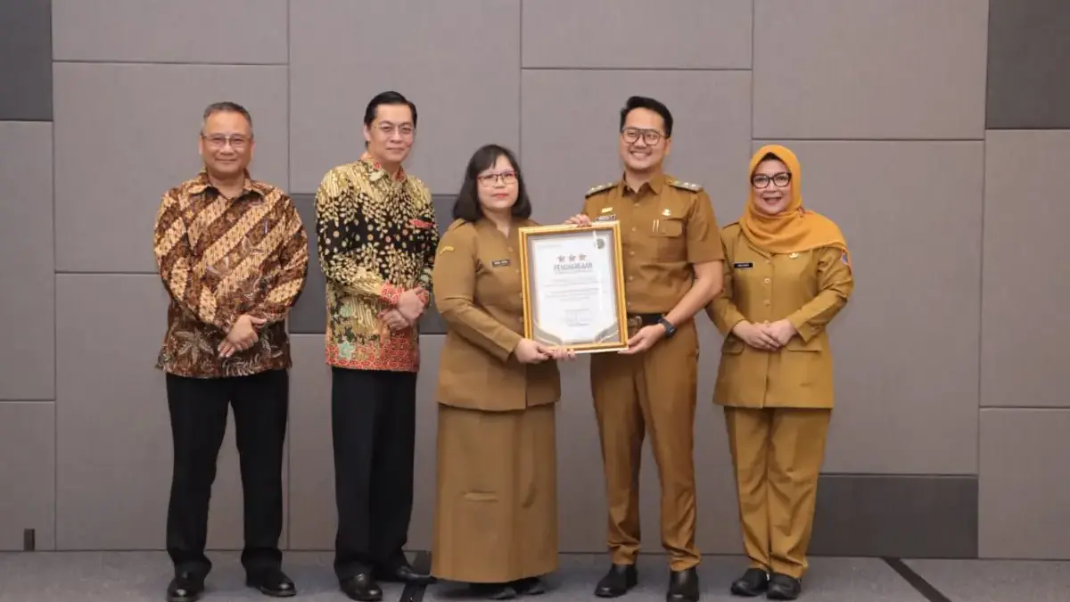 Pemkot Cimahi saat menerima penghargaan Transformasi Digital dari BPJS Kesehatan (doc. Humas Pemkot Cimahi)