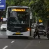 Penumpang turun dari bus Metro Jabar Trans di Jalan Laswi, Kota Bandung, Selasa (3/3). Foto: Dimas Rachmatsyah