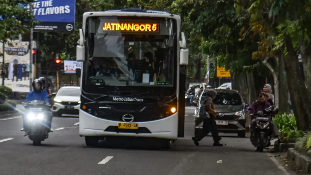 Penumpang turun dari bus Metro Jabar Trans di Jalan Laswi, Kota Bandung, Selasa (3/3). Foto: Dimas Rachmatsyah